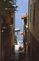 Ruelle descendant sur le port de Varenna